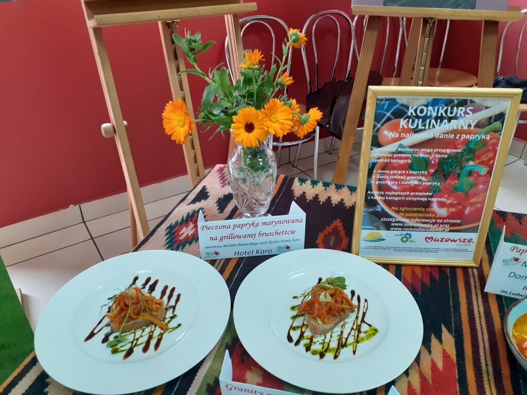 Pieczona papryka, marynowana na grillowanej bruschettcie